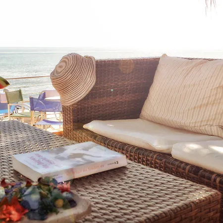 Belussi & فندق Psarou (Zakynthos)